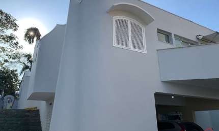 Magnífica casa de 6 quartos, 1 suíte e 6 vagas na cidade de Mogi das Cruzes-SP, bairro Socorro!