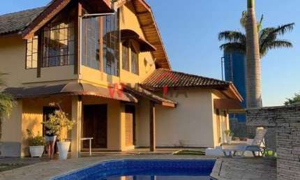 Casa à venda na Vila São Paulo - Mogi das Cruzes-SP: 2 quartos, 1 suíte, 1 sala, 3 banheiros, 10 vagas, 290m² de área.