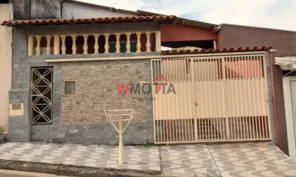 Casa a venda com 3 quartos (sendo 1 suíte), sala espaçosa com varanda e vista para rua, garagem para 4 carros, lavanderia e edícula.