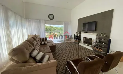 Luxuosa casa em condomínio à venda em Arujá-SP, Arujázinho III, com 4 dormitórios, 4 suítes, 3 salas, 8 banheiros, 5 vagas de garagem e 600m² de área.