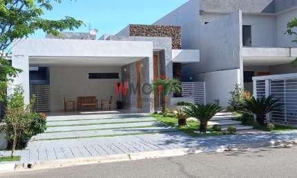 Casa de Luxo em Condomínio na Vila Nova Aparecida, Mogi das Cruzes-SP: 3 Quartos, 1 Suíte, 2 Salas, 3 Banheiros, 2 Vagas de Garagem, 362m²!