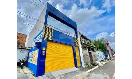 Prédio comercial recém construído na Avenida centenário