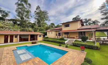 Linda Chácara à venda em Atibaia/SP - Condomínio Fechado - 4.000m²!