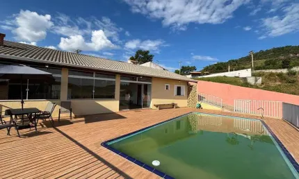 Casa à venda em Atibaia - Bairro Nobre - Porteira Fechada!
