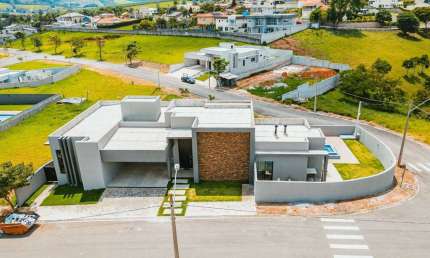 Casa térrea à venda em Condomínio na região de Atibaia - R$1.650.000!