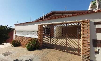 Casa térrea á venda com 3 quartos mais edícula no Jardim São Gabriel em Campinas-SP
