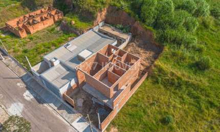 Casa será vendida no estágio atual da obra, conforme as fotos acima em Jundiaí SP