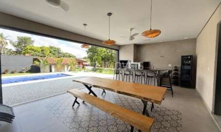 Luxuosa Casa de Condomínio à Venda em Valinhos-SP  3 Quartos, 3 Suítes, 3 Salas e 6 Vagas  Parque Valinhos, Condomínio Alameda do Parque