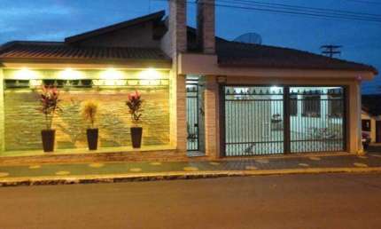 Casa à venda, 4 quartos, 2 suítes, Centro - Rio das Pedras/SP