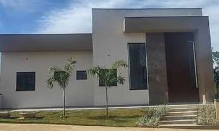 SOBRADO NOVO COM 3 QUARTOS (2 SUITES, 1 MASTER COM CLOSET), SALAS COM PÉ DIREITO ALTO E 6 VAGAS COBERTAS