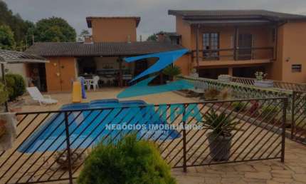 CHÁCARA COM AC DE 297M² E 1000M² AT COM ESPAÇO GOURMET, PISCINAS E 3 QUARTOS SENDO UMA SUITE MASTER