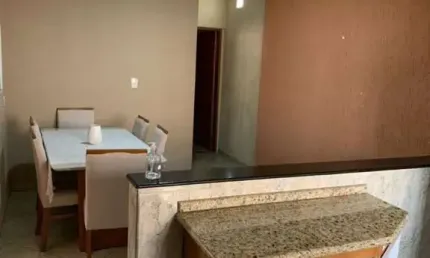 CASA TÉRREA COM 2 DORMITÓRIOS (1 SUITE COM AR CONDICIONADO), COZINHA PLANEJADA E 2 VAGAS DE GARAGEM