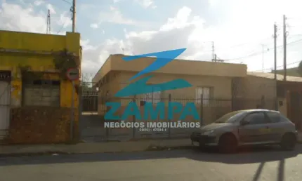LOCAÇÃO DE CASA TÉRREA COM 2 QUARTOS, SALA, COZINHA C/ GABINETE, BANHEIRO COM BOX E 2 VAGAS COBERTAS NUM QUINTAL ALMPLO C/ CHURRASQUEIRA