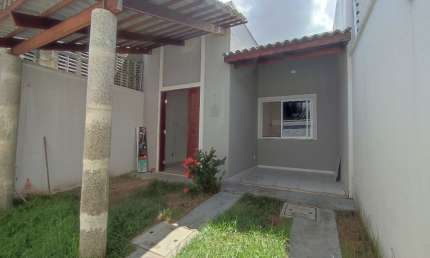 Linda casa à venda com 3 quartos, jardim e quintal.