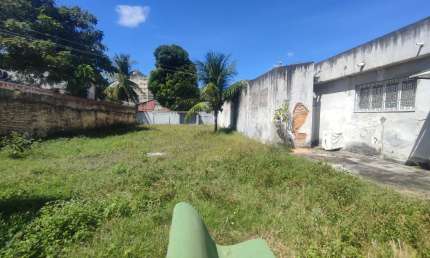 Casa plana com excelente terreno totalmente livre próximo a UFC Ceará.