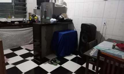 Vende-se casa com edícula com 2 dormitórios, sala, cozinha, banheiro e garagem para 2 veiculos