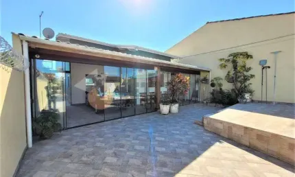 Casa à venda em Caraguatatuba, Balneário dos Golfinhos, com 2 quartos, 175m²