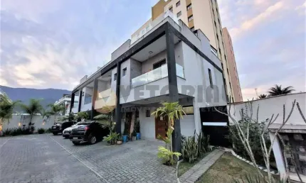 Triplex com 2 quartos, 135m², à venda em Caraguatatuba, Massaguaçu