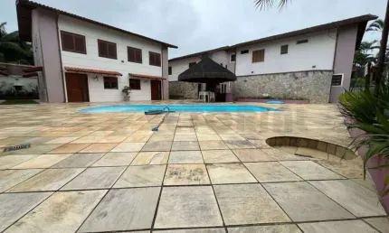 Sobrado em condomínio à venda, com 2 quartos, 107m²