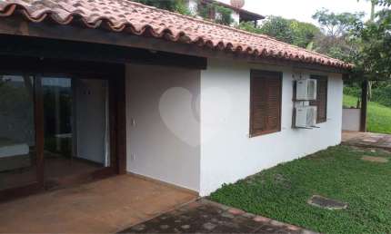 Condomínio com 3 quartos para locação em Ferradura - RJ