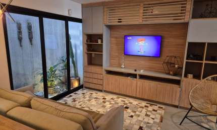Excelente sobrado para locação, com 550 m2, estrutura voltada para área empresarial e imóvel residencial conjugado com 02 dormitórios, sendo 01 suíte, sala no conceito aberto, integrada à cozinha, ban