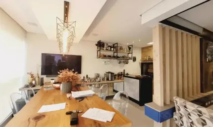 Lindíssimo apartamento com 127m2, varanda gourmet, no coração do tatuapé. 03 dormitórios sendo 01 suíte, 02 banheiros, área de varanda ampla, envidraçada, com churrasqueira e persianas blackout.