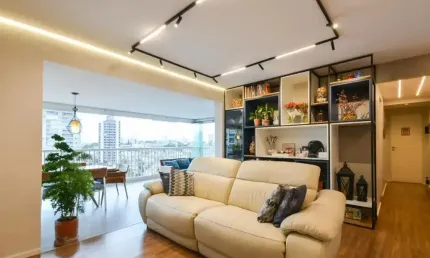 Conheça um excelente apartamento, elegante, reformado, onde conforto e estilo se entrelaçam de maneira impecável. este imóvel conta com 137 m² de área útil, sendo 3 suítes amplas e um home office, ide