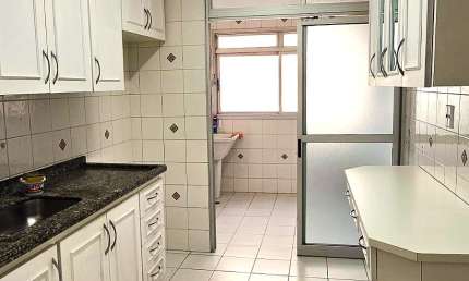 Ótimo apartamento com 89m2 de área útil, 03 dormitórios, sendo 01 suíte, sala ampla, varanda, andar alto, vista livre, 02 vagas de garagem, estado impecável de conservação.