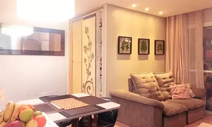 Lindo Apartamento à venda com 02 Dormitórios, sendo 01 Suíte, Sala para 02 Ambientes, Móveis Planejados, Varanda Envidraçada, 02 Banheiros, Andar Alto, 01 Vaga de Garagem, Condomínio com Lazer Complet