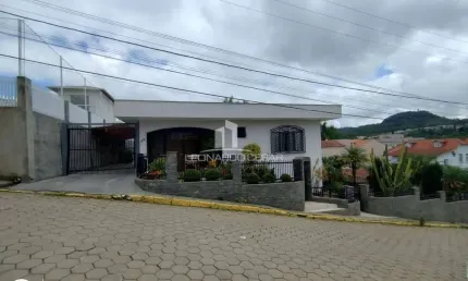 Casa com piscina a venda na cidade de Laurentino-SC