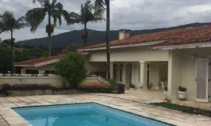 Linda casa em Atibaia, com 5 suítes,8 vagas de garagem