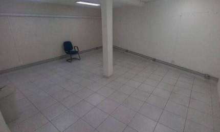 Locação salão + - 190m + 4 salas e 2 banheiros ,4 vagas com portão eletrônico, e + 2 salas com banheiro na Parte de cima  separado .para escritórios .