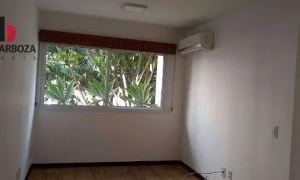Apartamento totalmente modernizado, com 1 dormitório, sacada, 1 vaga de garagem, em moema pássaros