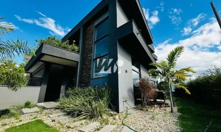 Casa com Piscina e 3 Quartos e Suítes na Pedra Branca