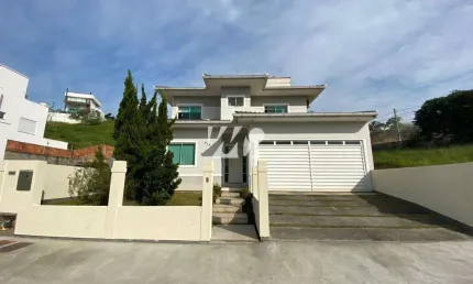 Casa com Piscina e 3 Quartos e Suíte na Pedra Branca