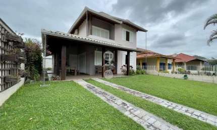 Casa com Piscina e 4 Quartos e Suítes em Praia dos Açores