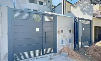 Sobrado com 2 suítes e acabamento sofisticado à venda na Bortolândia – 2 vagas!