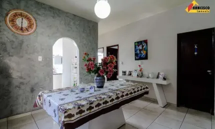 Casa à venda, 3 quartos, 1 suíte, 3 vagas, Ipiranga - Divinópolis/MG