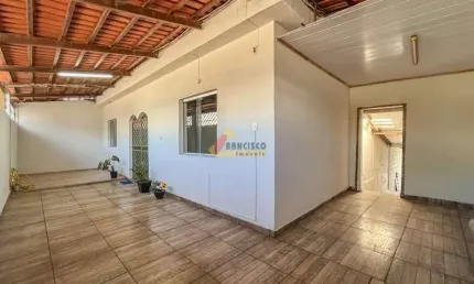 Casa à venda, 2 quartos, 1 suíte, 3 vagas, Sagrada Família - Divinópolis/MG