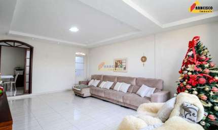 Casa à venda, 8 quartos, 1 suíte, 6 vagas, São Sebastião - Divinópolis/MG