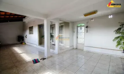 Casa à venda, 3 quartos, 2 vagas, Nossa Senhora das Graças - Divinópolis/MG
