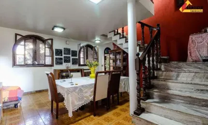 Casa à venda, 6 quartos, 2 suítes, 4 vagas, Centro - Divinópolis/MG