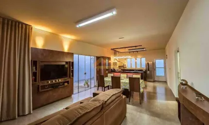 Casa à venda, 3 quartos, 1 suíte, 4 vagas, São Judas Tadeu - Divinópolis/MG