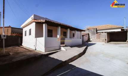 Casa com 2 quartos para alugar no Ermida, Divinópolis 