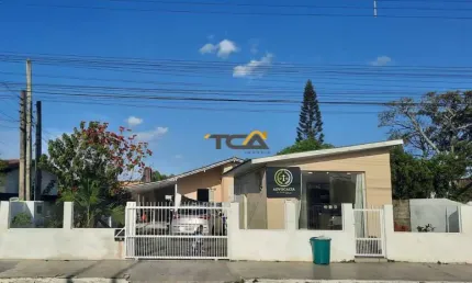 Casa, 02 dormitórios,  localizada em frente ao supermercado bistek