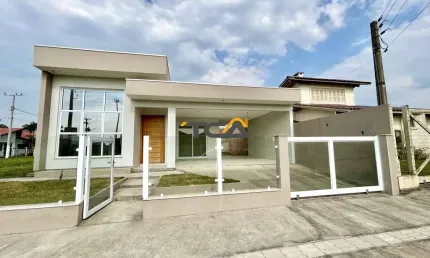 Casa com 3 dormitorios sendo 2 suítes na praia Paraíso