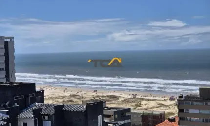 Apartamento 02 dormitórios novo finamente mobiliado a poucos metros do mar em to