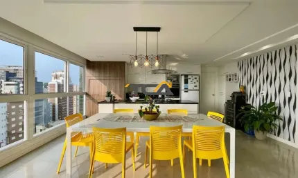Apartamento 03 dormitórios com sacada e vista para o mar e para as 04 praças em