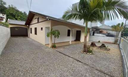 Casa para Venda em Brusque, Azambuja, 3 dormitórios, 1 suíte, 2 banheiros, 2 vagas