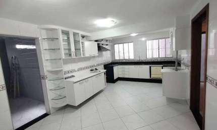 Sobrado com 3 suítes com closet, com 3 vagas de garagem - Jd das Rosas